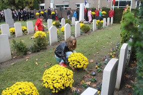 Leerlingen van BS De Bron zetten bloemen bij de graven van de geallieerde militairen