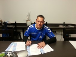 Daniël Leeuwenburg tekent het contract voor zijn team